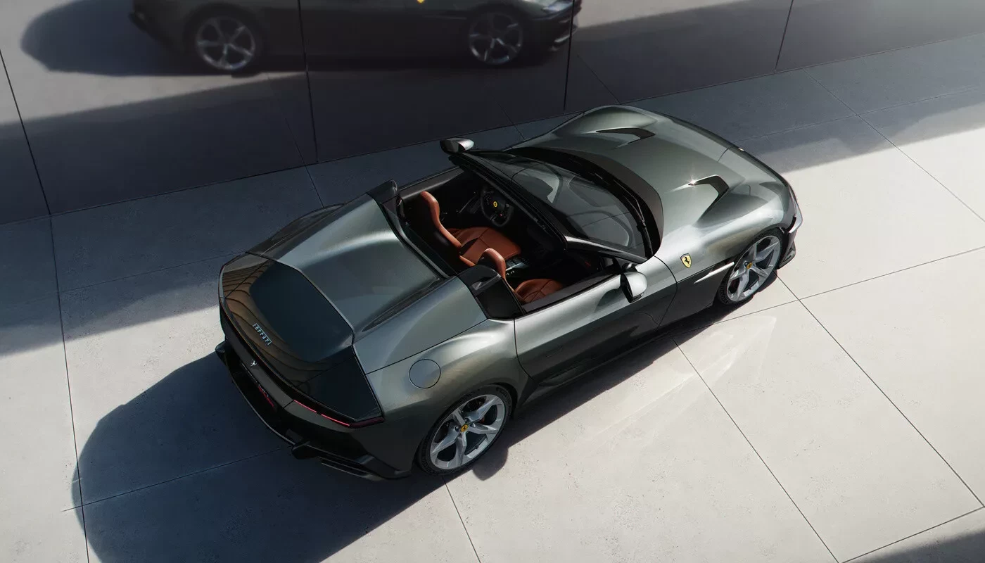 Ferrari 12Cilindri Spider s atmosférickým motorem V12, pohled shora