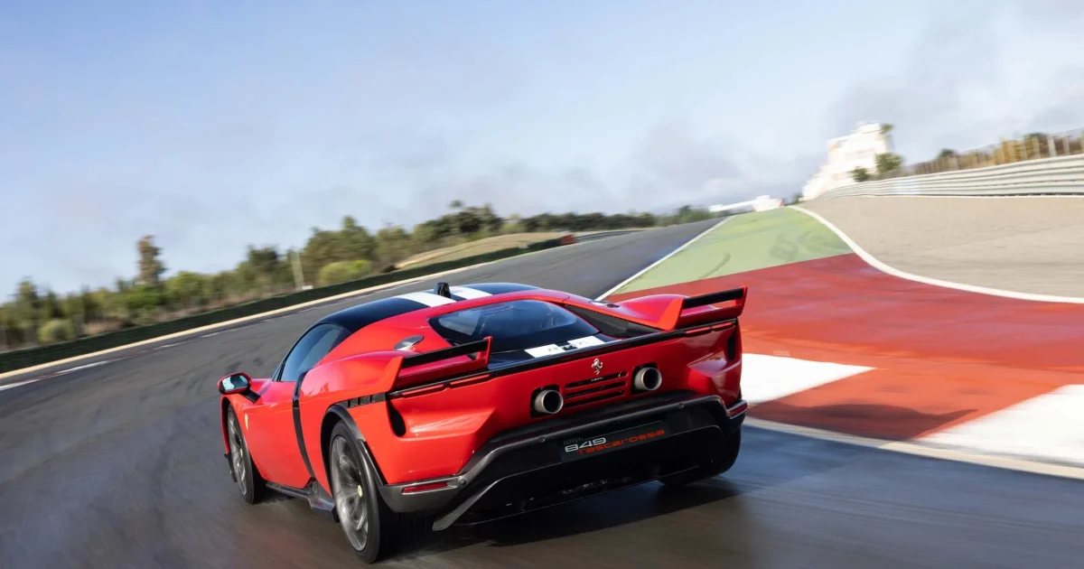 Ferrari 849 Testarossa na závodním okruhu, pohled zezadu