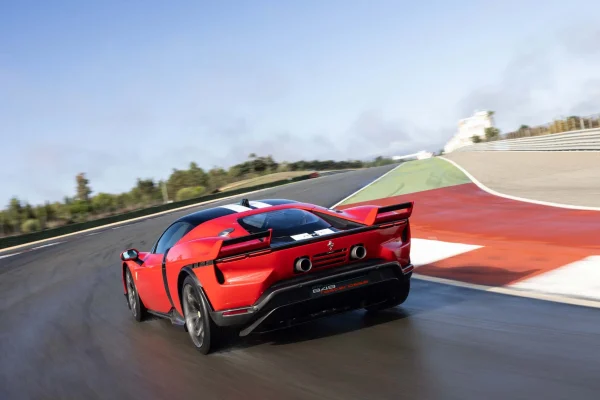 Ferrari 849 Testarossa na závodním okruhu, pohled zezadu