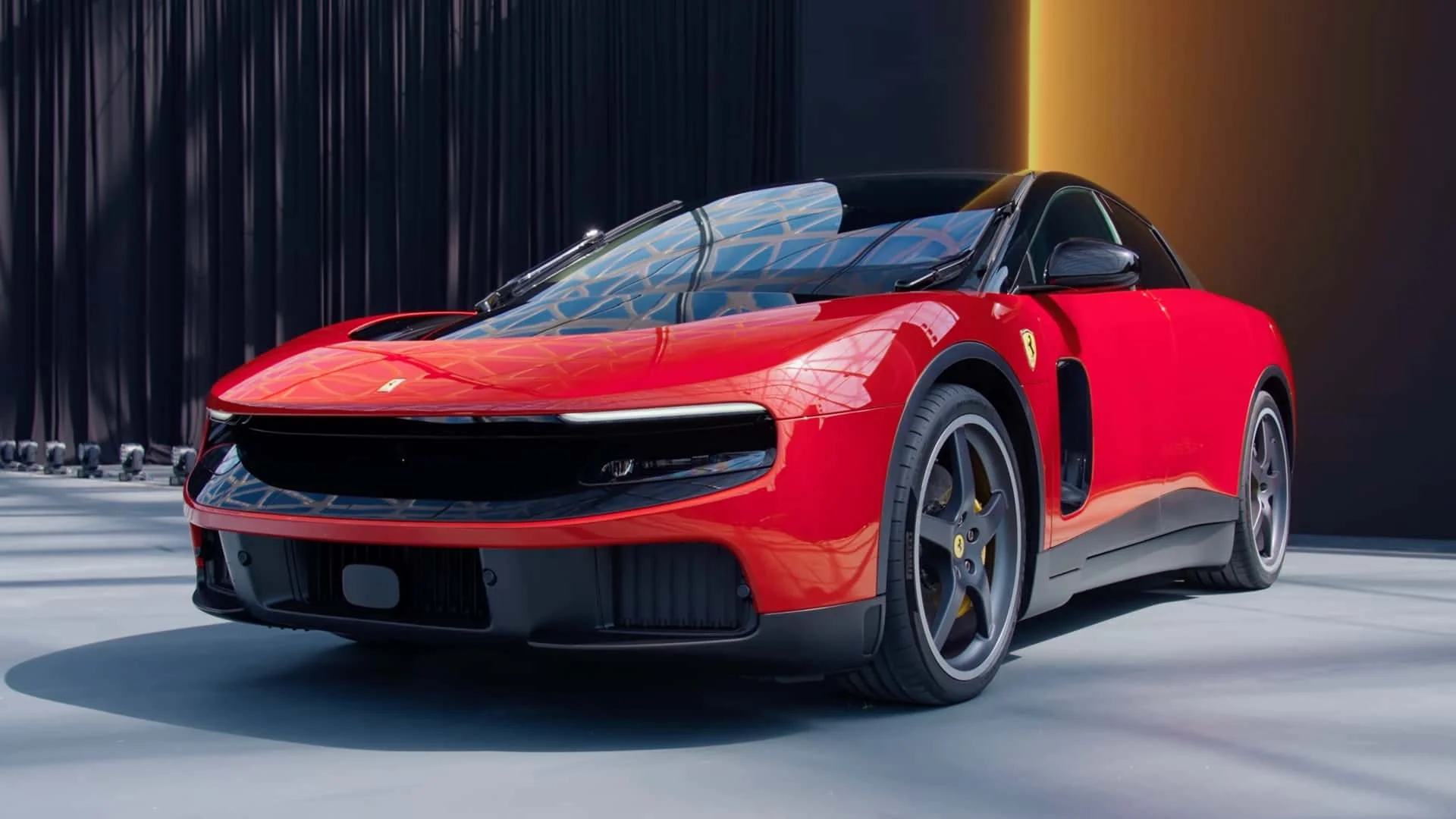 Ferrari Luce, první elektromobil značky, přední tříčtvrteční pohled
