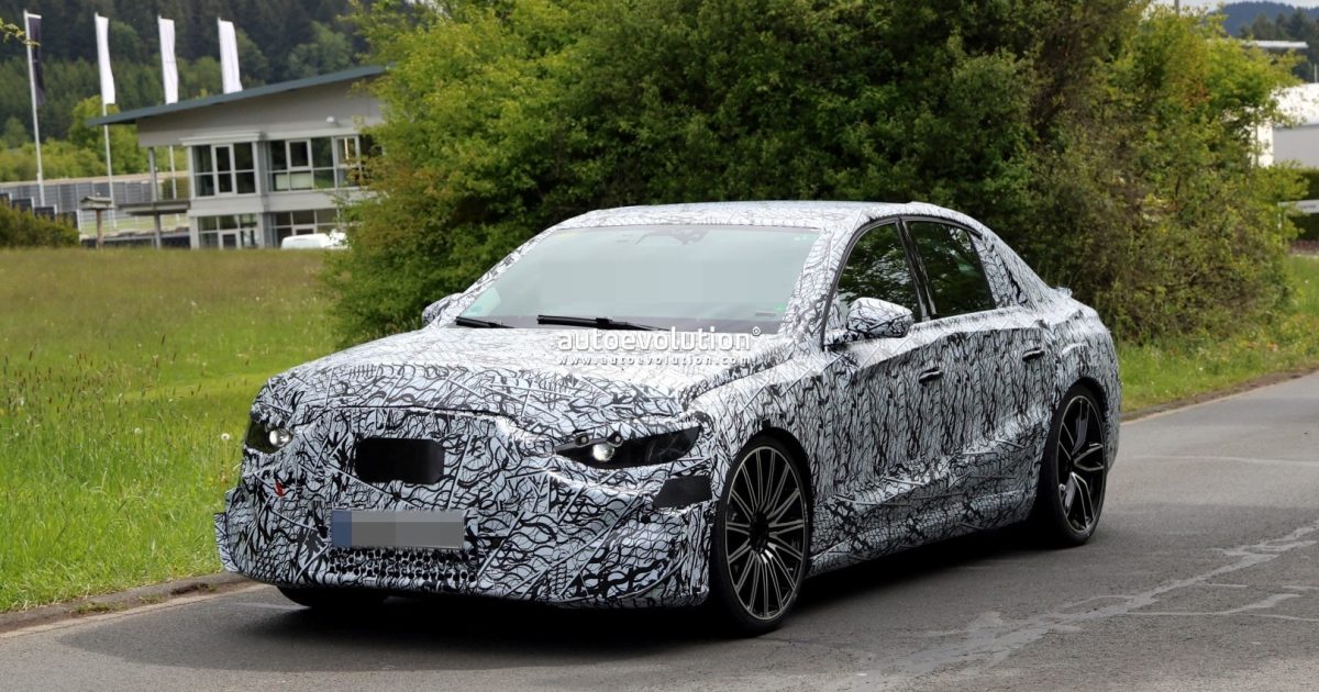 Maskovaný elektrický sedan Mercedes-AMG při testování poblíž Nürburgringu