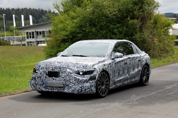 Maskovaný elektrický sedan Mercedes-AMG při testování poblíž Nürburgringu