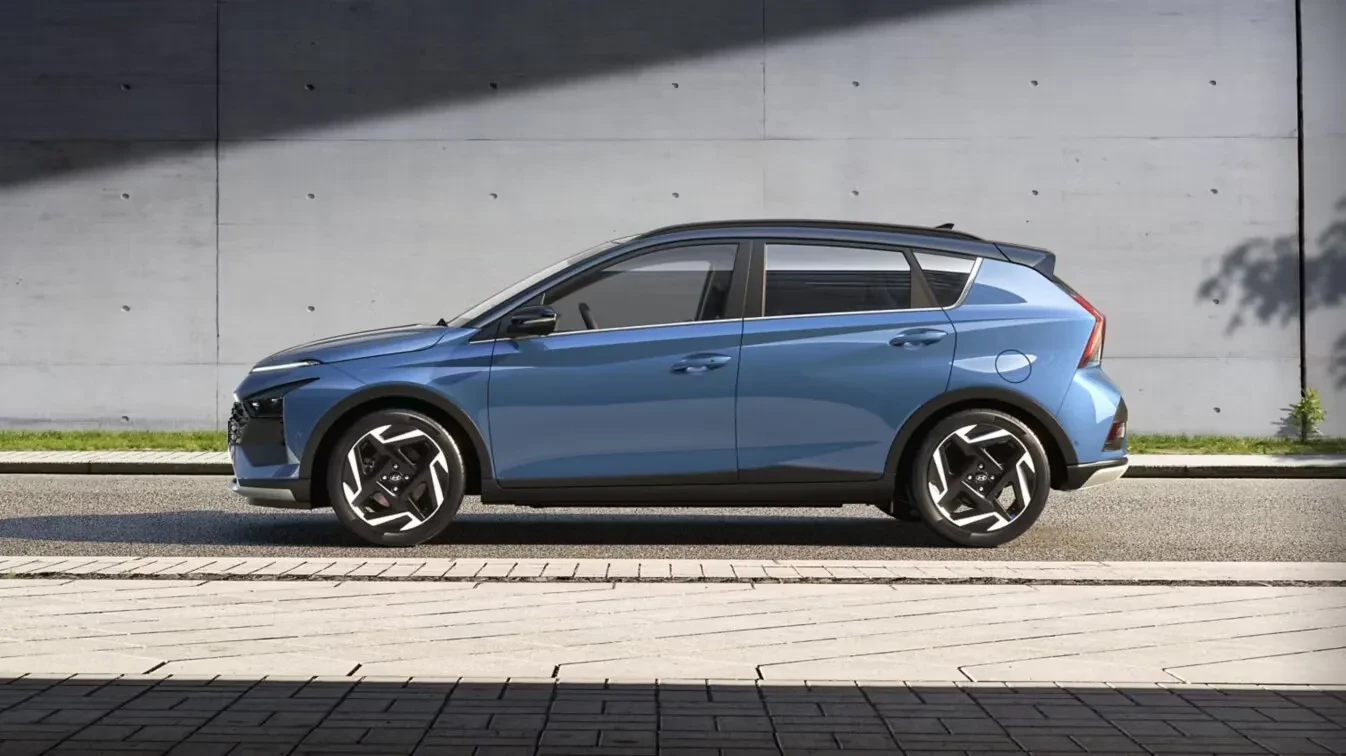 Modrý Hyundai Bayon 2024 z bočního profilu