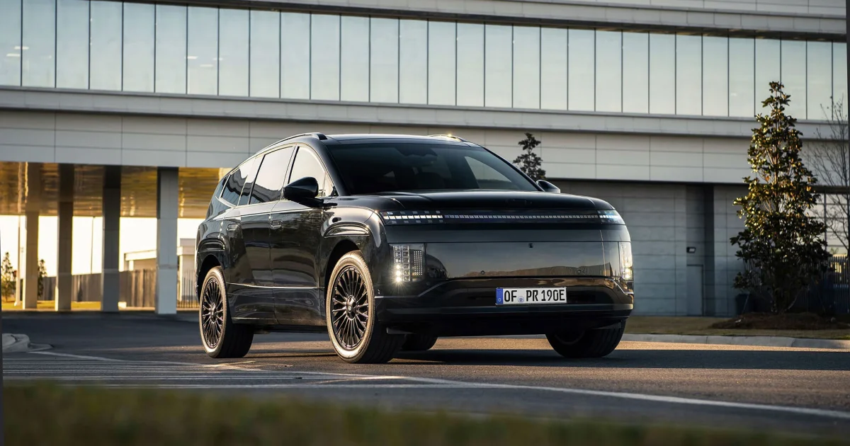 Hyundai IONIQ 9 Calligraphy Black Ink v černém laku Abyss Black Pearl, pohled zepředu