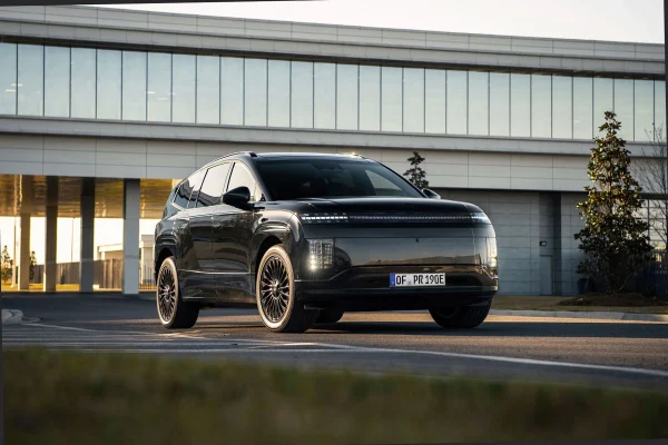 Hyundai IONIQ 9 Calligraphy Black Ink v černém laku Abyss Black Pearl, pohled zepředu