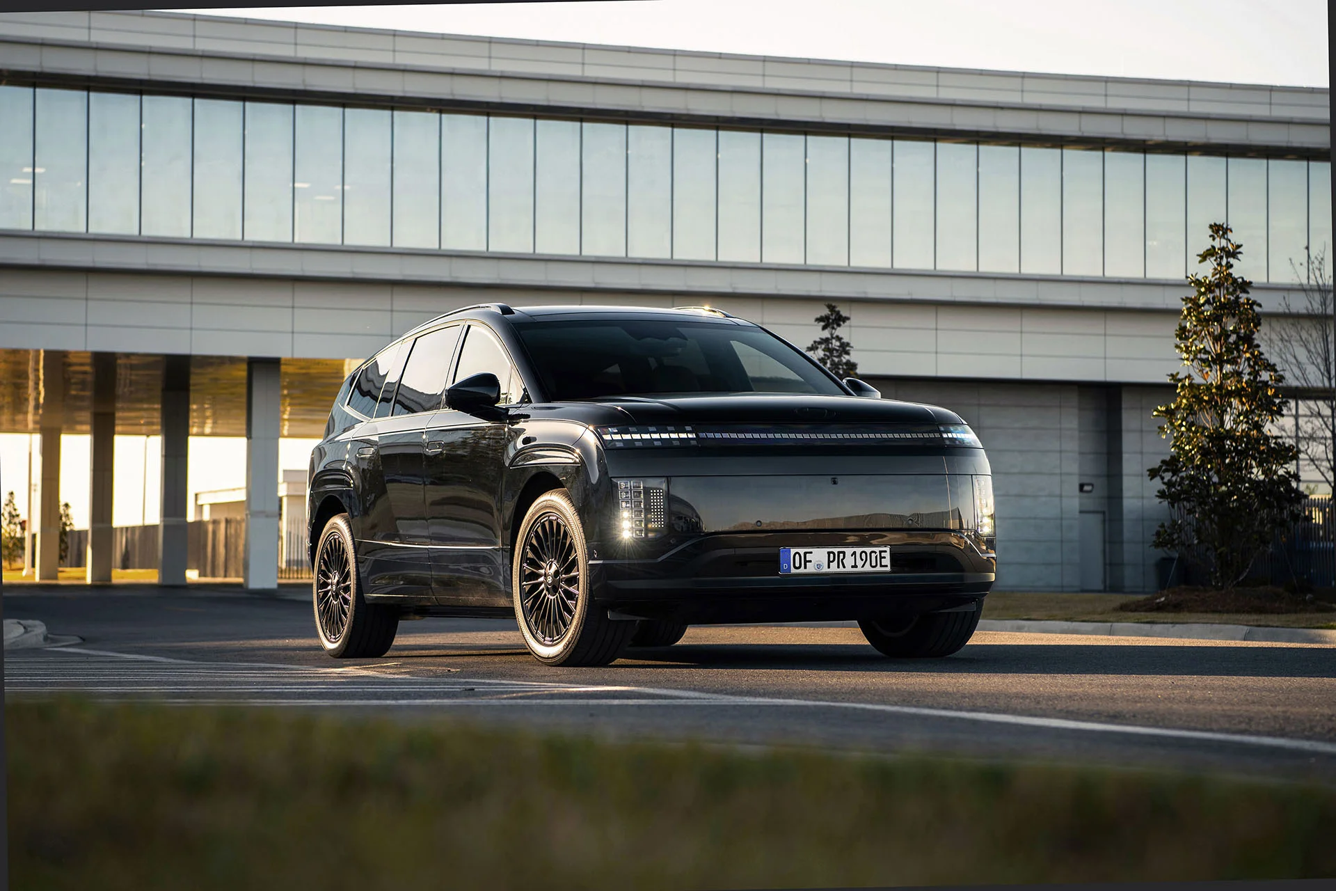 Hyundai IONIQ 9 Calligraphy Black Ink v černém laku, přední tříčtvrteční pohled
