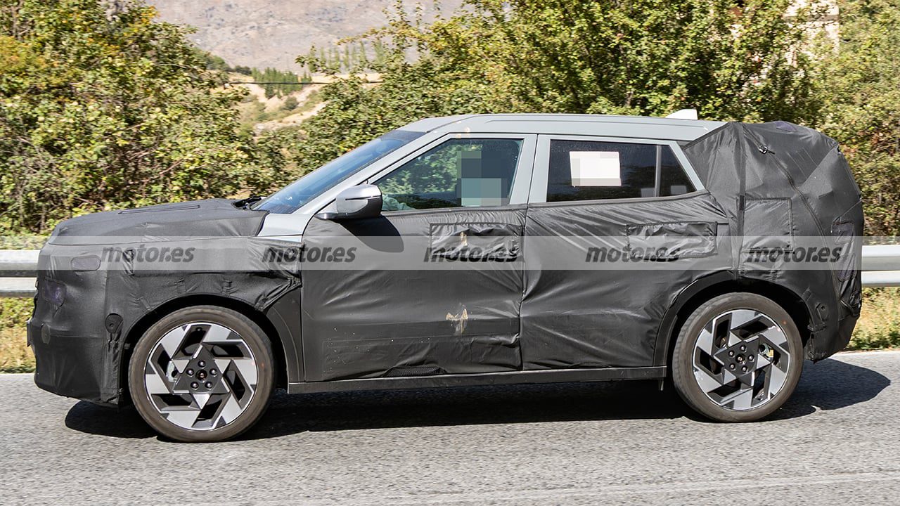 Boční pohled na maskovaný prototyp Hyundai Kona