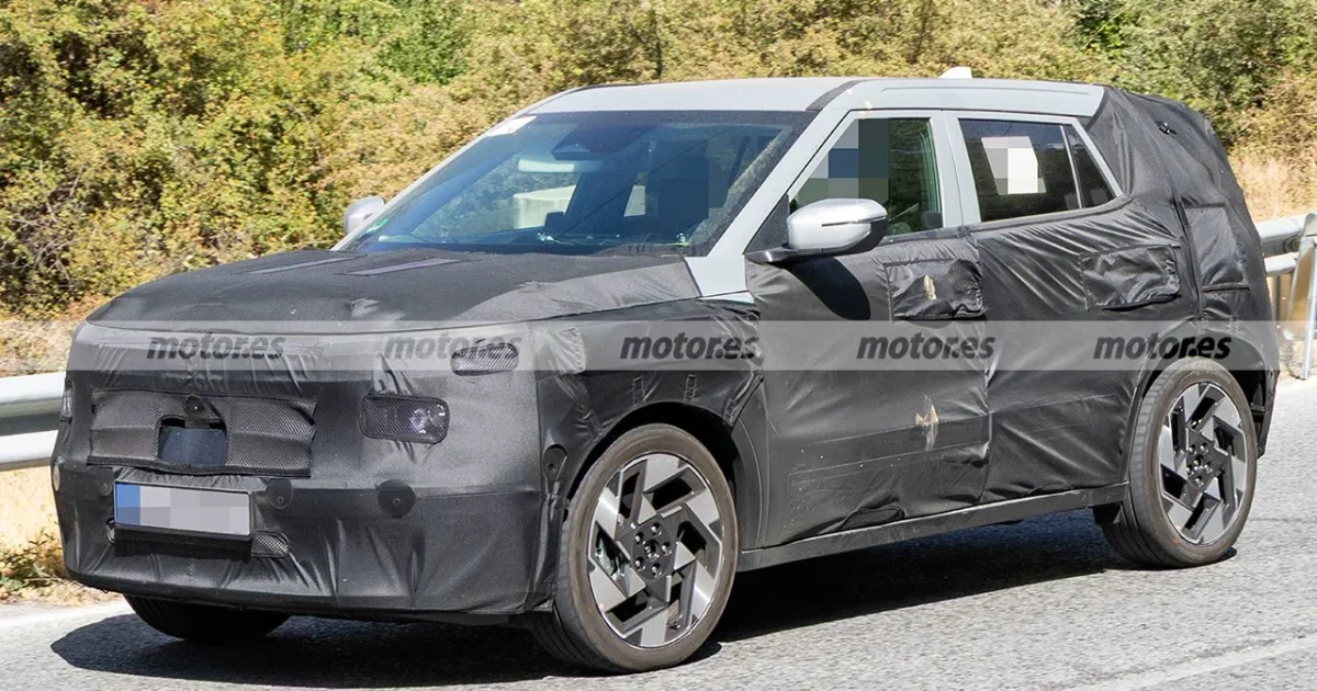 Maskovaný prototyp nové generace Hyundai Kona SX3 při evropských testech