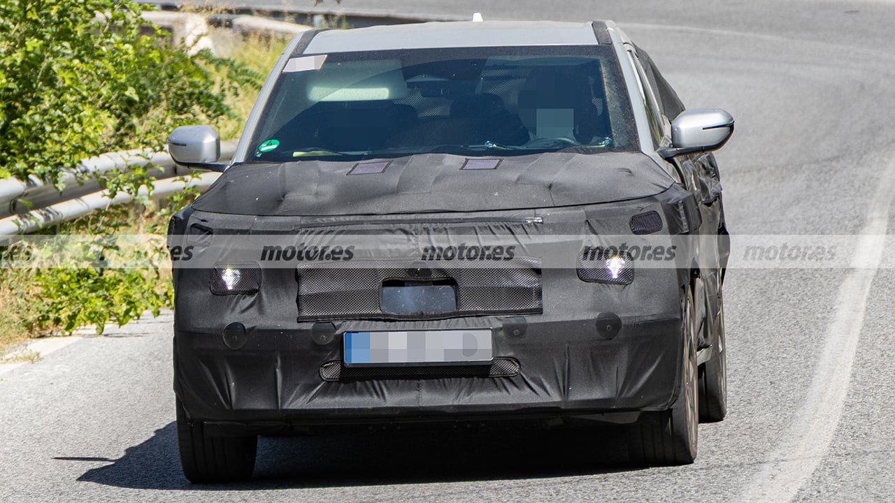 Přední pohled na maskovaný prototyp Hyundai Kona SX3