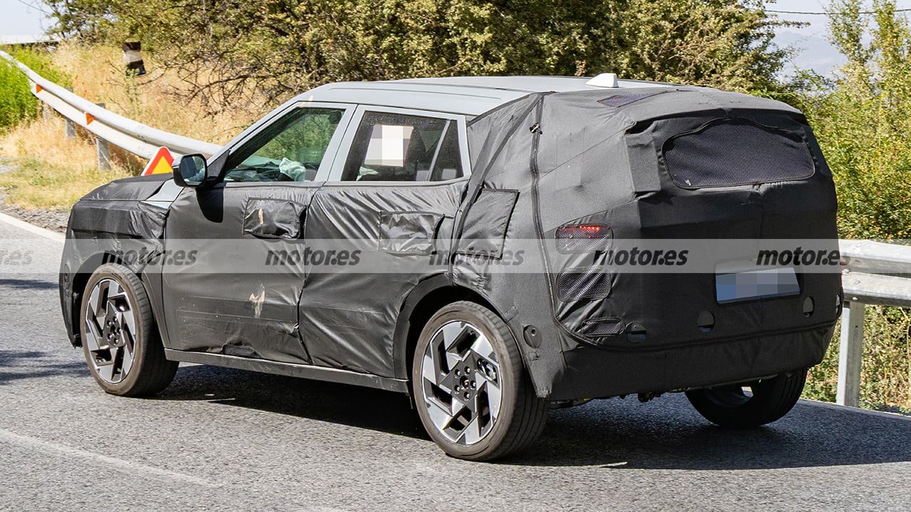 Zadní pohled na maskovaný prototyp nové generace modelu Hyundai Kona