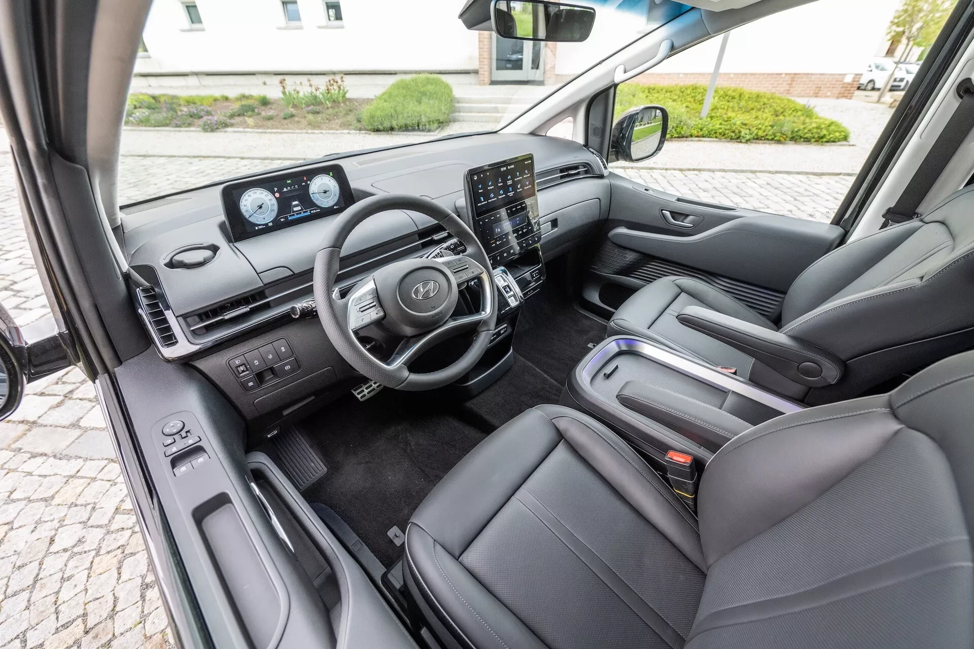 Interiér Hyundai Staria Electric s infotainmentem ccNC