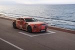 Maskovaný prototyp Jaguaru Type 01 na pobřežní silnici