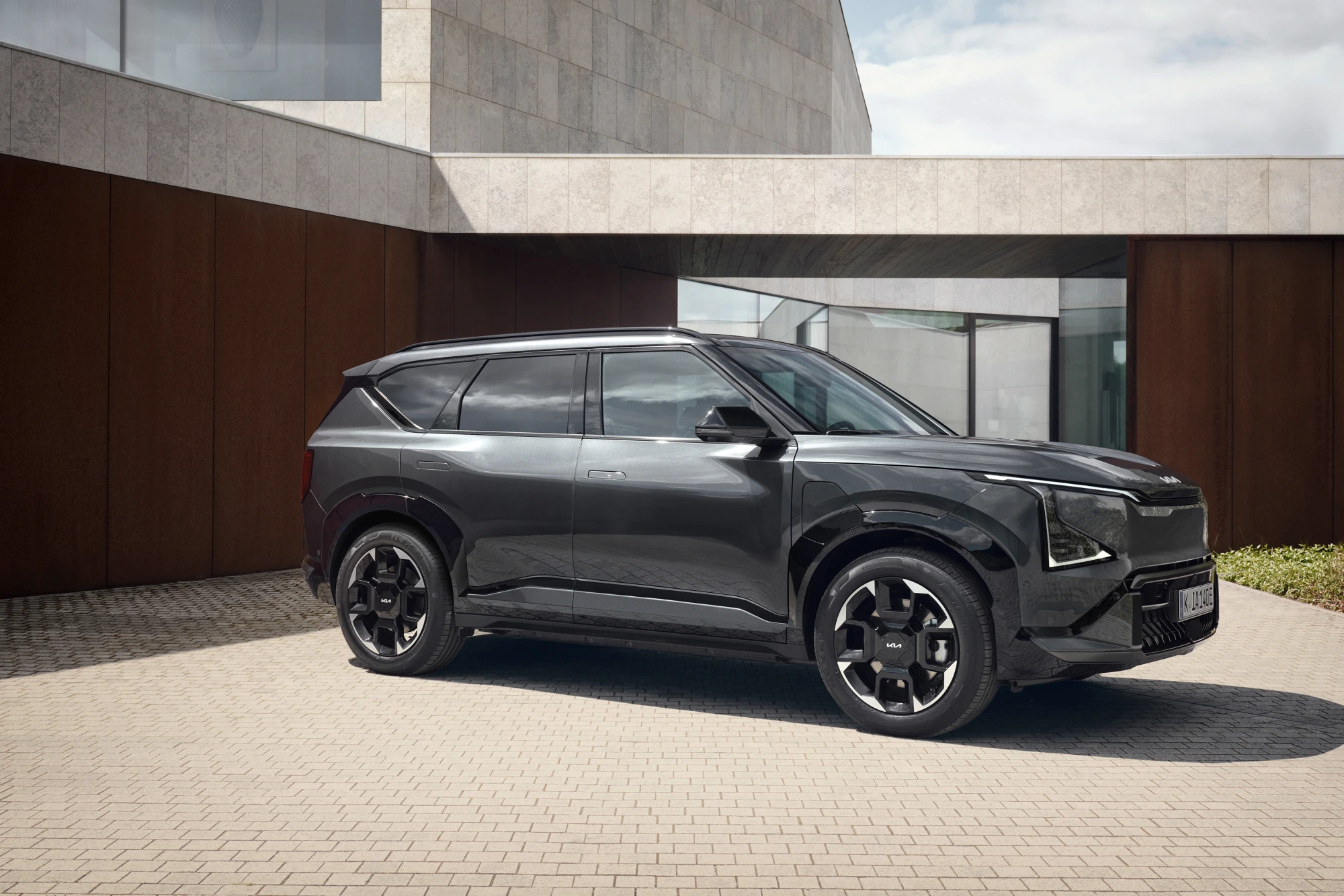 Kia EV5 z tříčtvrtečního pohledu zepředu