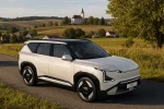 Kia EV5 2026 na české okresce u vesnice s kostelem