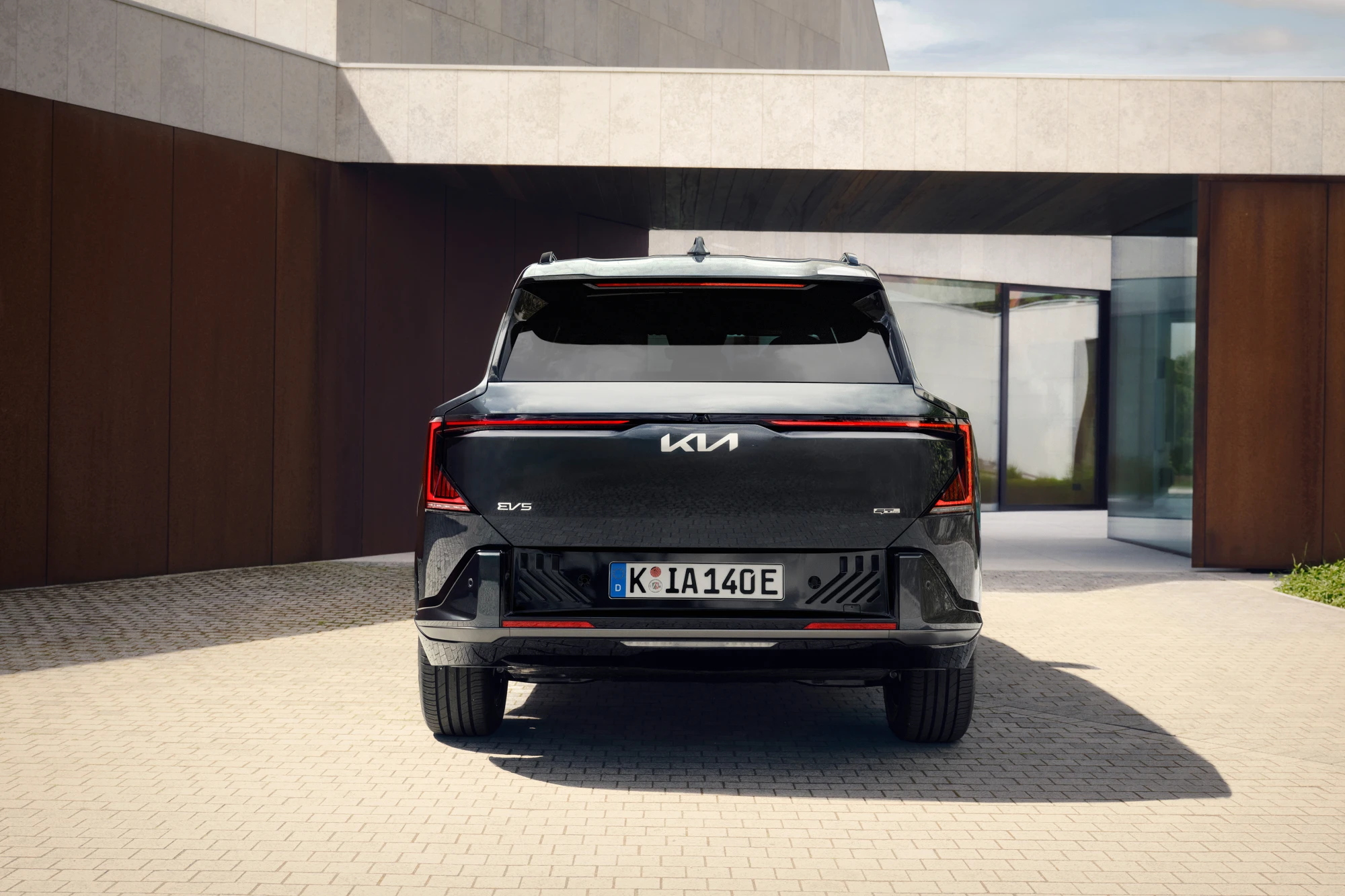 Záď Kia EV5 s kufrem o objemu 566 litrů