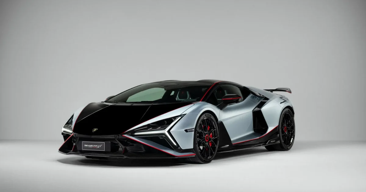 Lamborghini Revuelto SV 2026 ve studiu, přední tříčtvrteční pohled