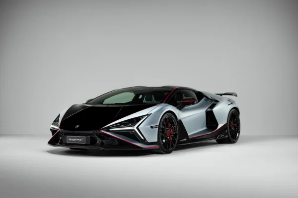 Lamborghini Revuelto SV 2026 ve studiu, přední tříčtvrteční pohled