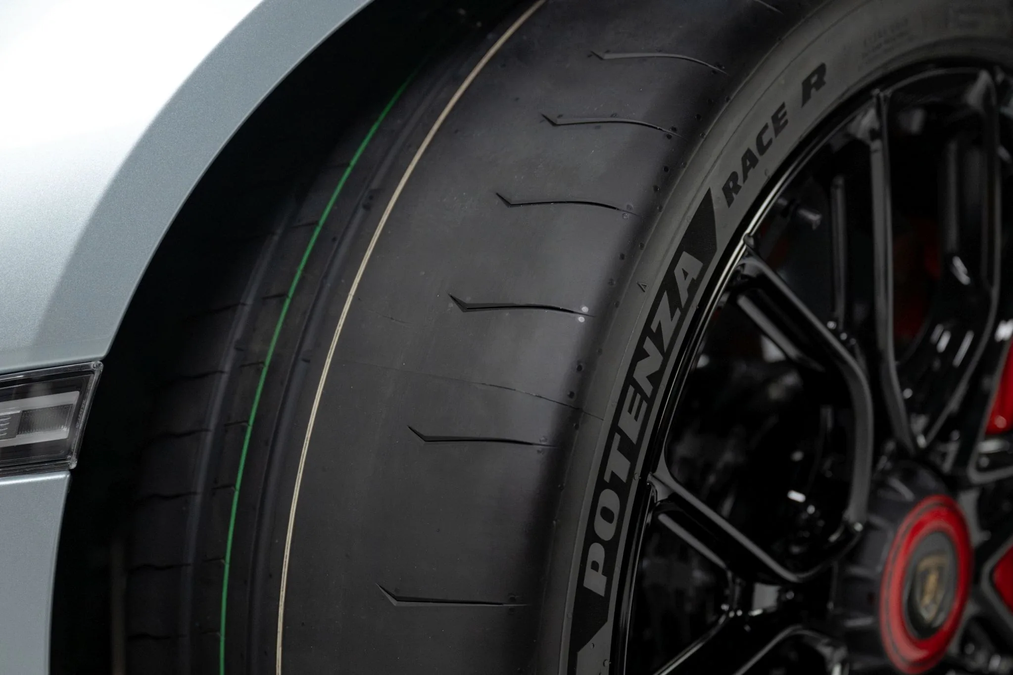 Detail běhounu pneumatiky Bridgestone Potenza Race R na Lamborghini Revuelto SV