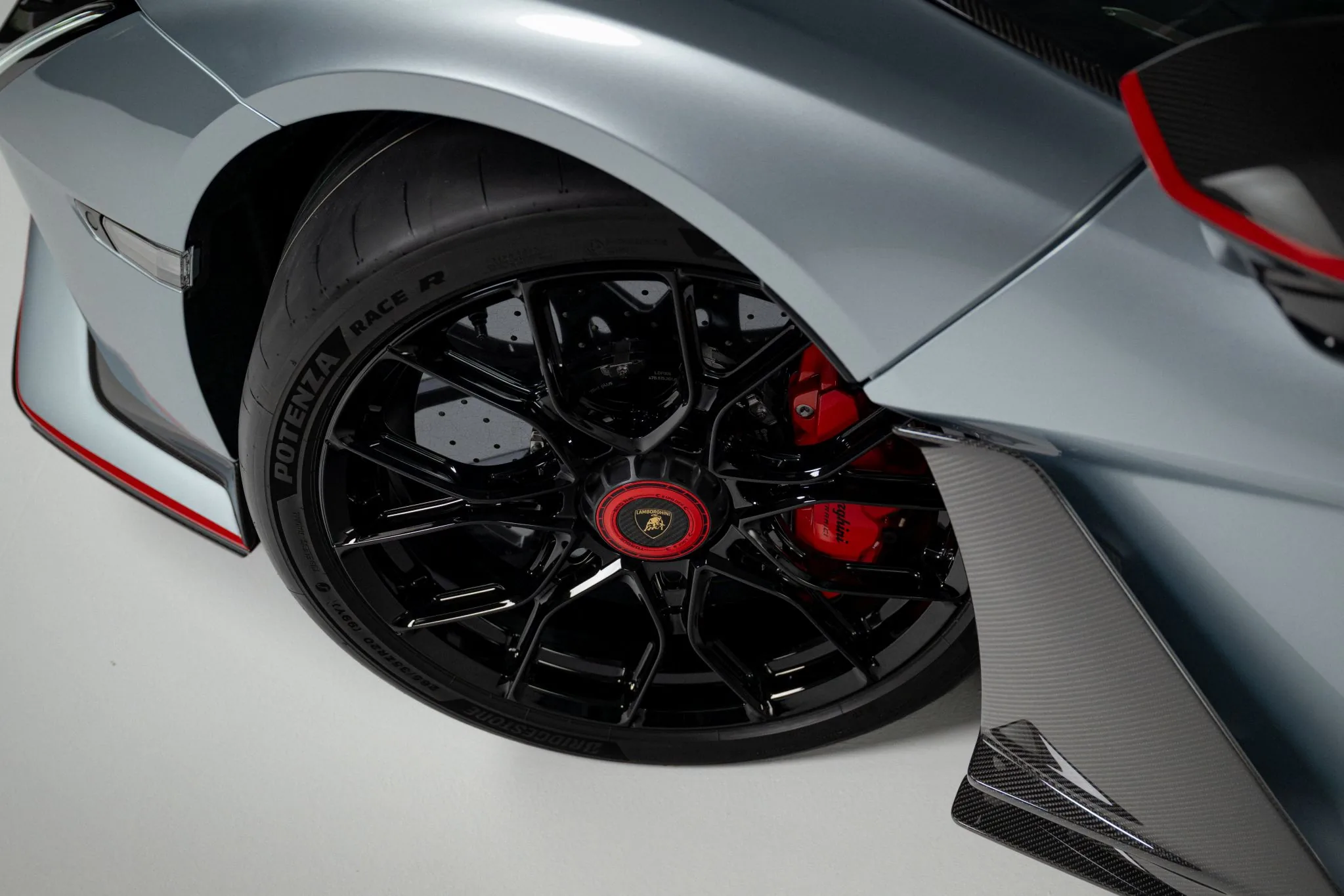 Přední kolo Lamborghini Revuelto SV s pneumatikou Bridgestone Potenza Race R a karbon-keramickým kotoučem