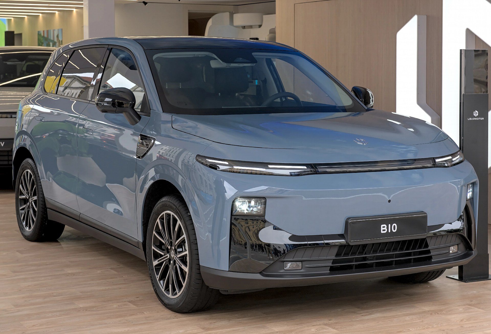 Automobil značky Leapmotor v českém showroomu