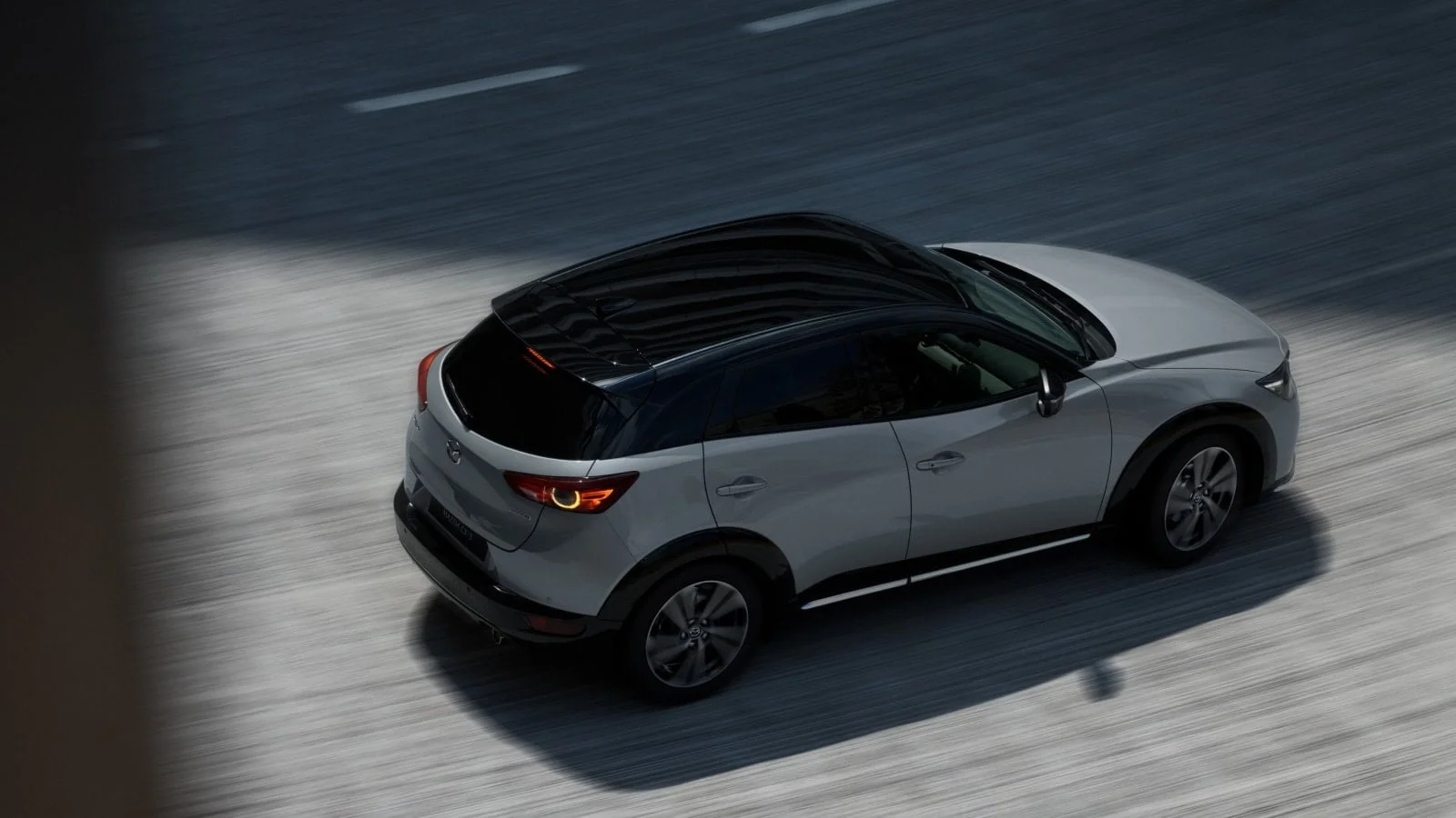 Současná generace Mazdy CX-3 při jízdě