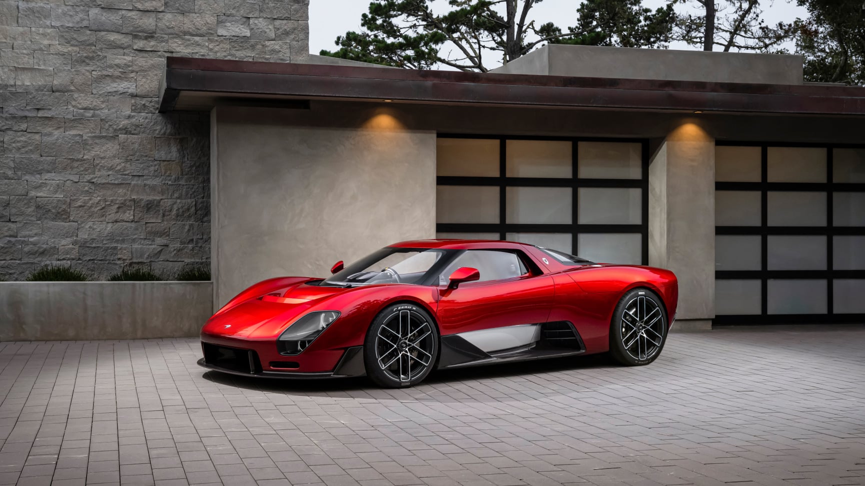 Boční pohled na červený koncept McLaren McL 6GT