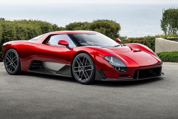 Červený koncept McLaren McL 6GT zepředu