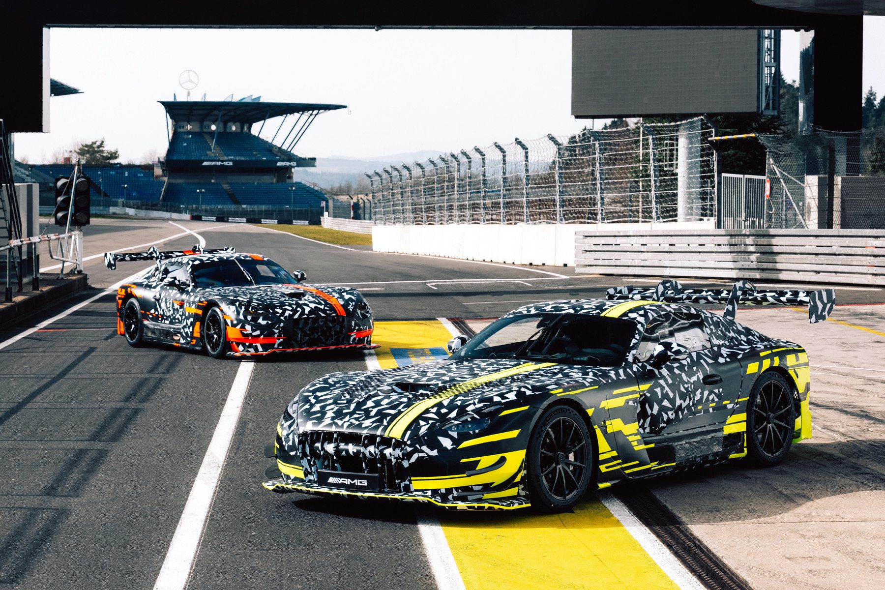 Žlutozelený prototyp AMG GT Black Series a červený prototyp AMG GT3