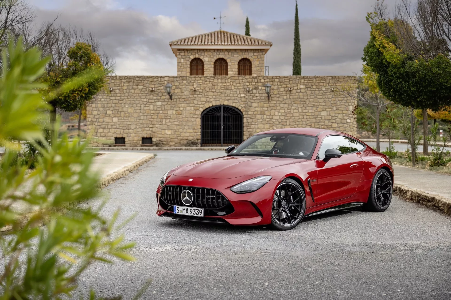 Současný Mercedes-AMG GT fotografovaný zepředu