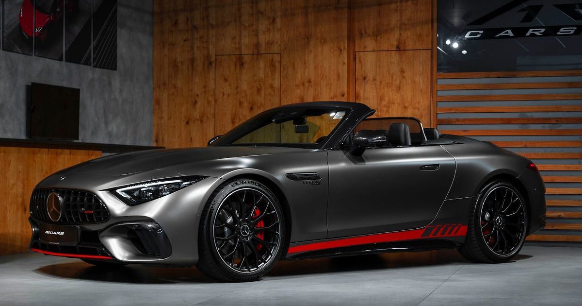 Mercedes-AMG SL kabriolet v matné šedé barvě se staženou střechou na prodejně