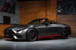 Mercedes-AMG SL kabriolet v matné šedé barvě se staženou střechou na prodejně