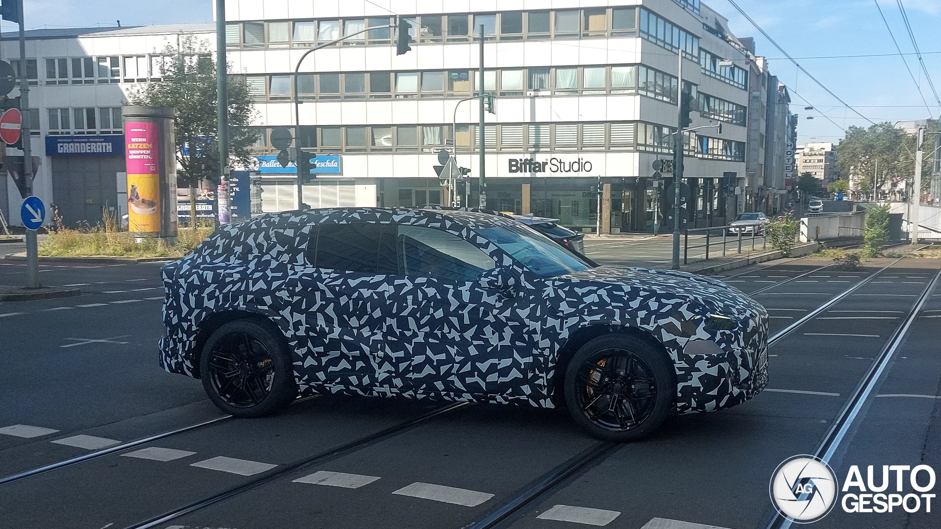 Boční pohled na maskovaný elektrický prototyp Mercedes-AMG X591