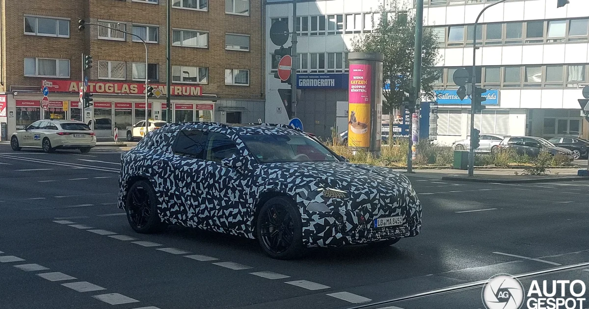 Maskovaný elektrický prototyp Mercedes-AMG X591 při testování na silnici