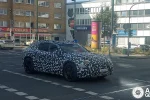 Maskovaný elektrický prototyp Mercedes-AMG X591 při testování na silnici