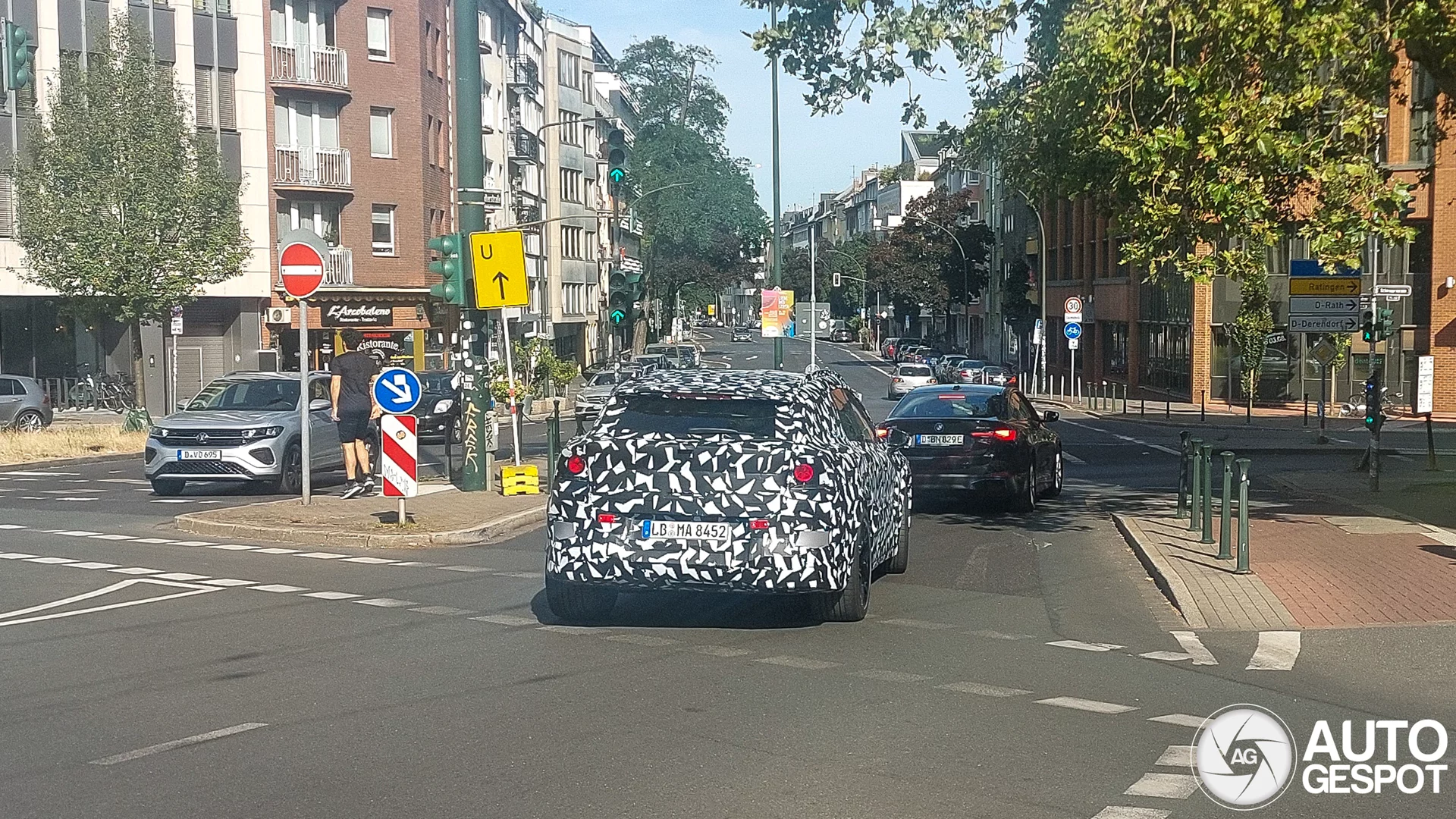 Zadní pohled na maskovaný elektrický prototyp Mercedes-AMG X591