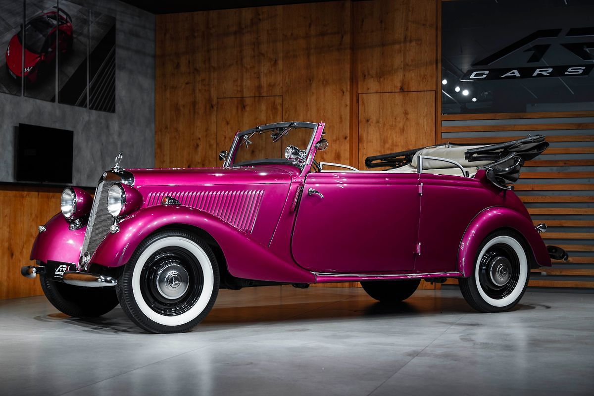 Renovovaný Mercedes-Benz 170 kabriolet z roku 1938 ve fialové barvě