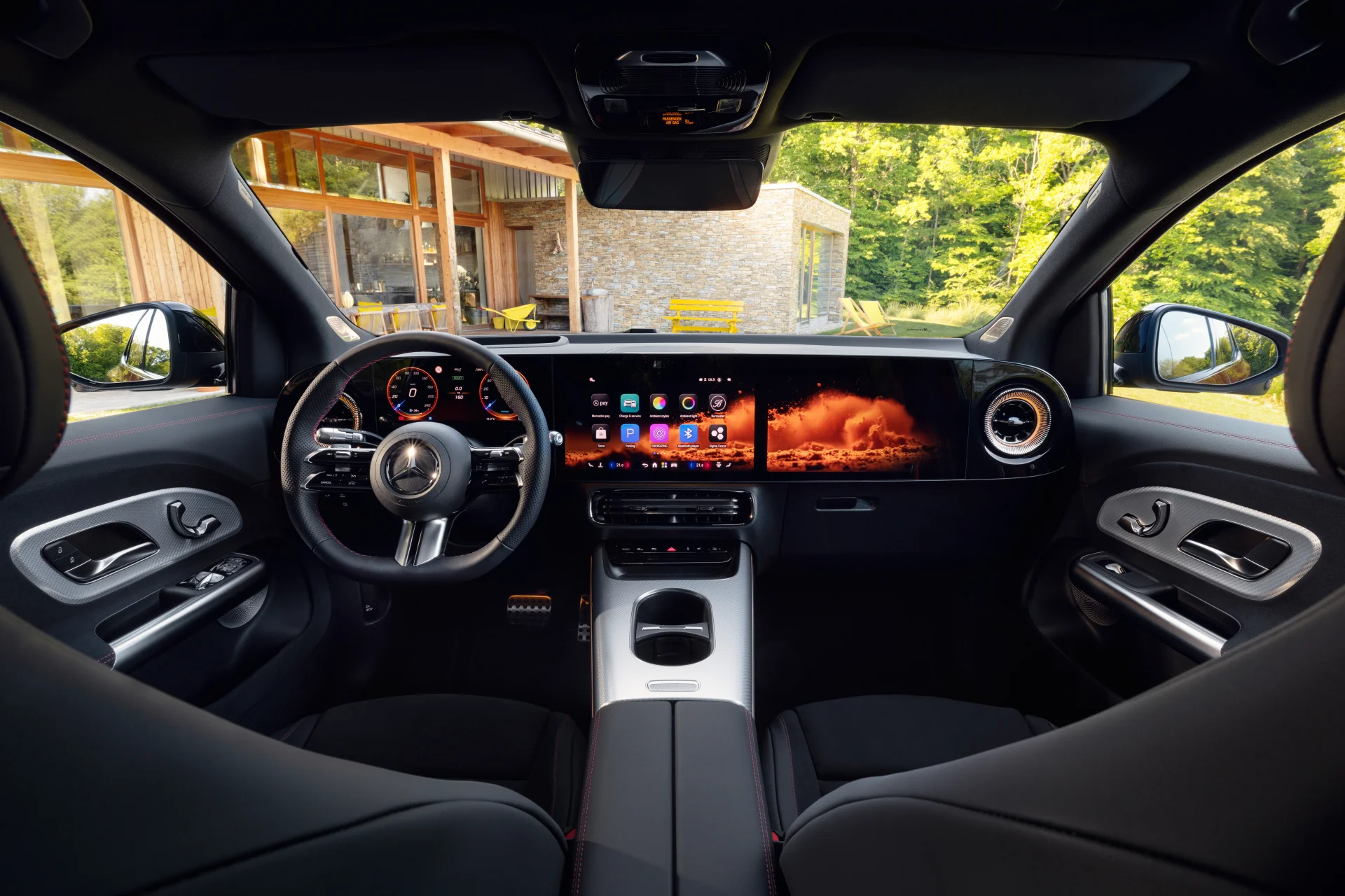Tři displeje pod jedním skleněným panelem v novém Mercedesu GLA