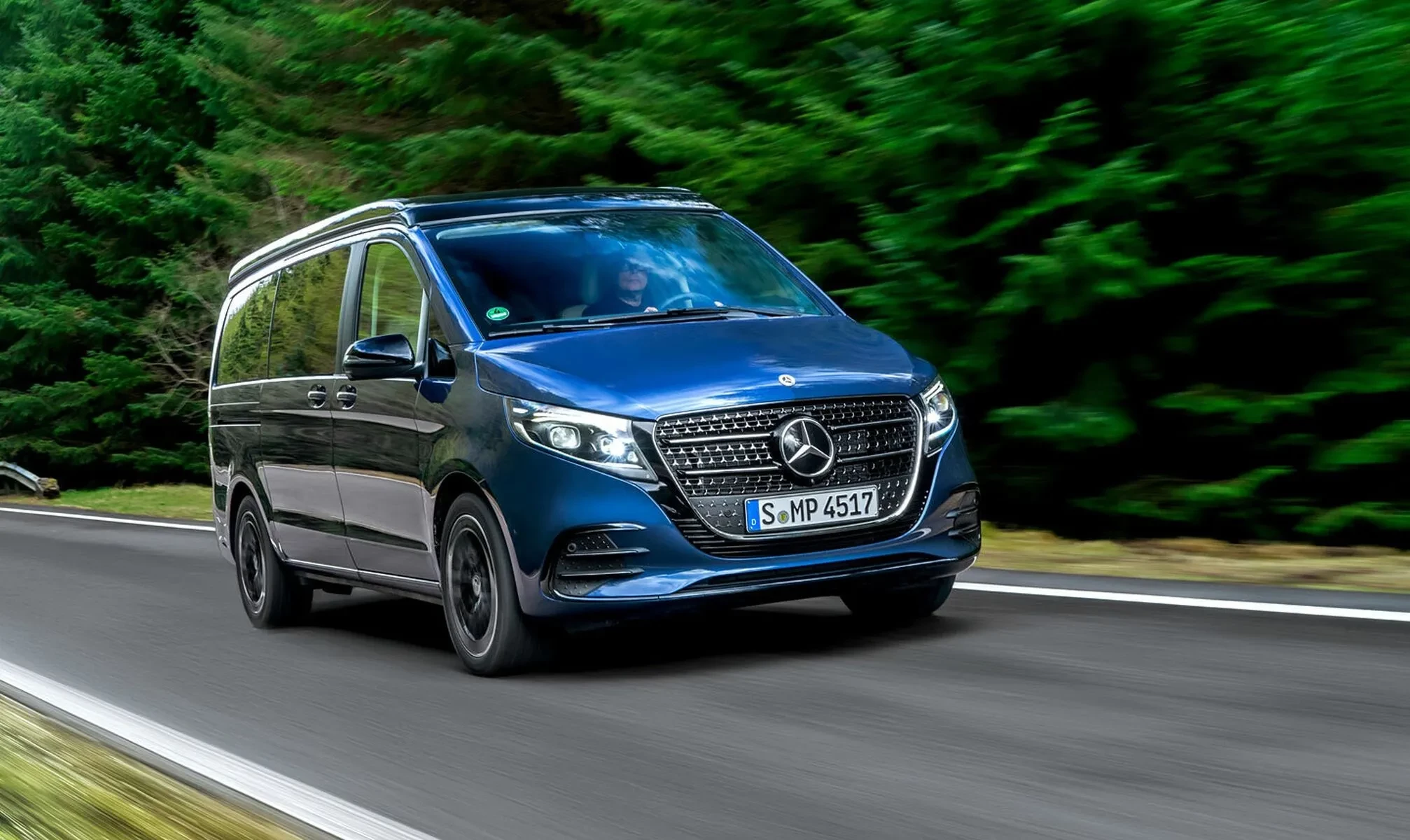 Modernizovaný Mercedes-Benz Marco Polo při jízdě