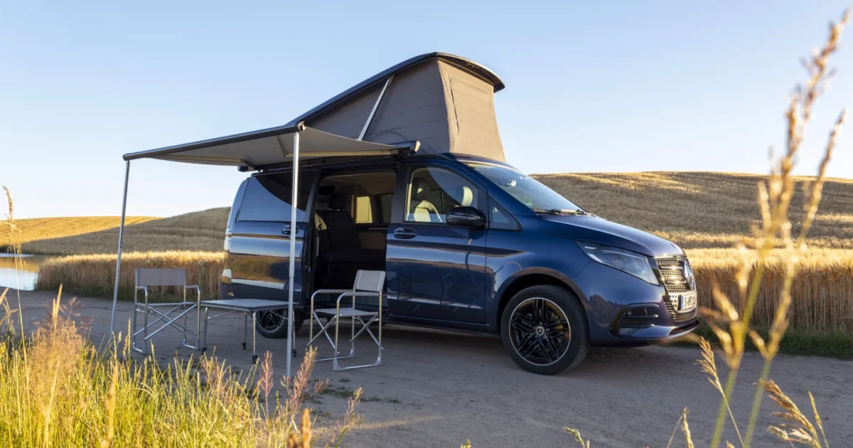 Modernizovaný Mercedes-Benz Marco Polo s vyklopenou střechou a markýzou