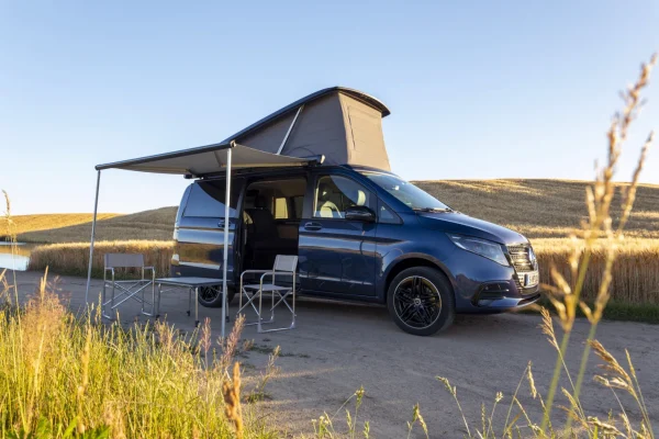 Modernizovaný Mercedes-Benz Marco Polo s vyklopenou střechou a markýzou