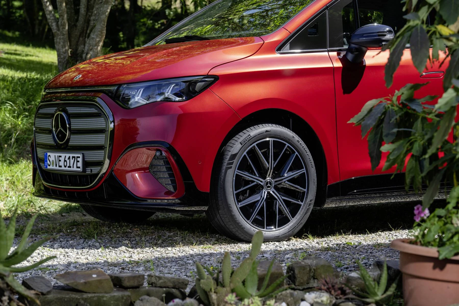 Červený Mercedes-Benz VLE zepředu s chromovanou maskou a LED světlomety