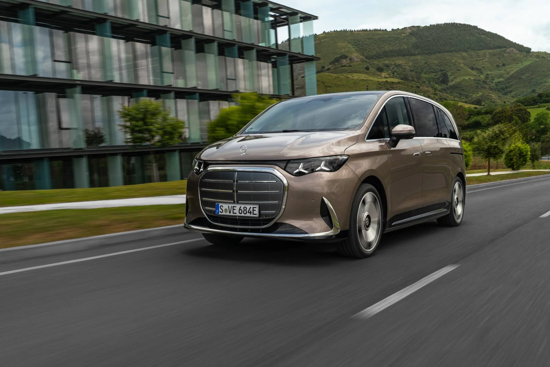 Mercedes-Benz VLE v bronzové barvě při jízdě po silnici