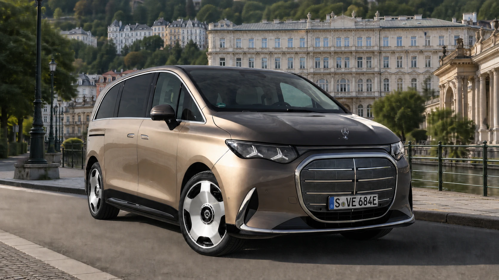 Mercedes-Benz VLE zepředu z tříčtvrtečního pohledu na lázeňském bulváru