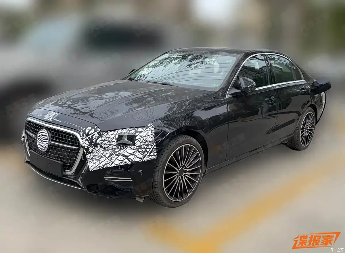 Prototyp faceliftu Mercedesu třídy C W206 z boku