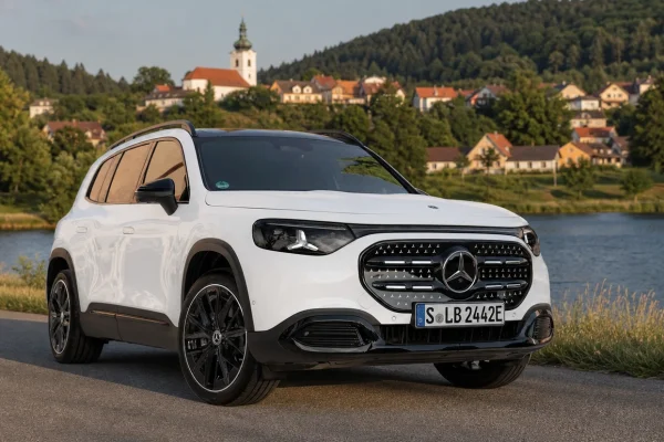 Mercedes-Benz GLB 2026 v české krajině u přehrady