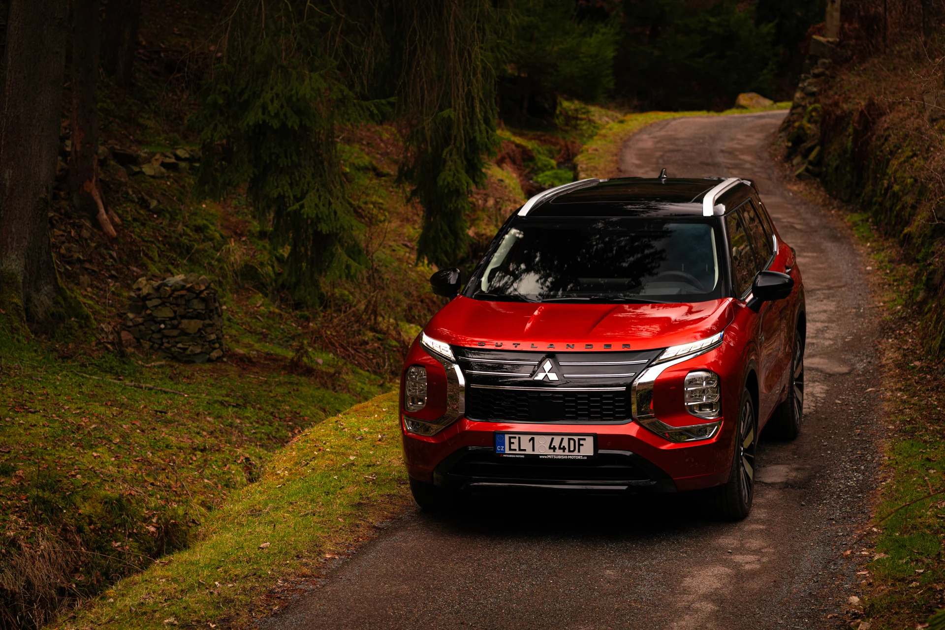 Mitsubishi Outlander PHEV s pohonem všech kol S-AWC na lesní cestě