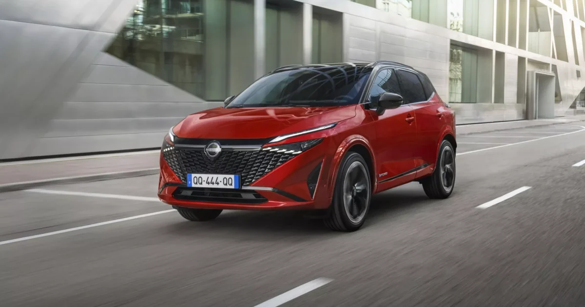 Nissan Qashqai e-POWER v červené barvě při jízdě