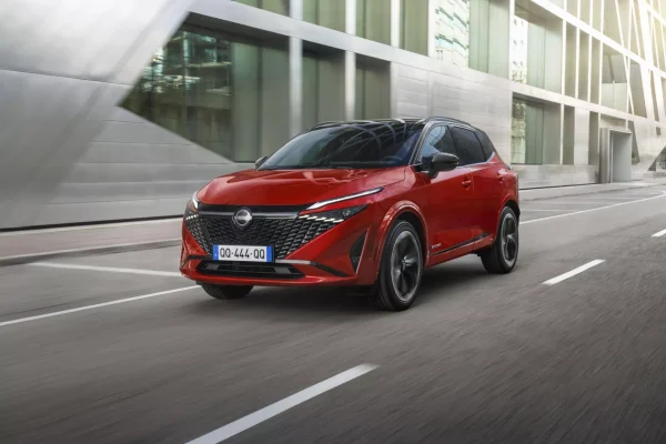 Nissan Qashqai e-POWER v červené barvě při jízdě