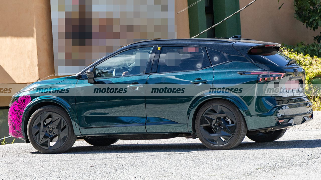 Boční pohled na maskovaný prototyp Nissanu Qashqai