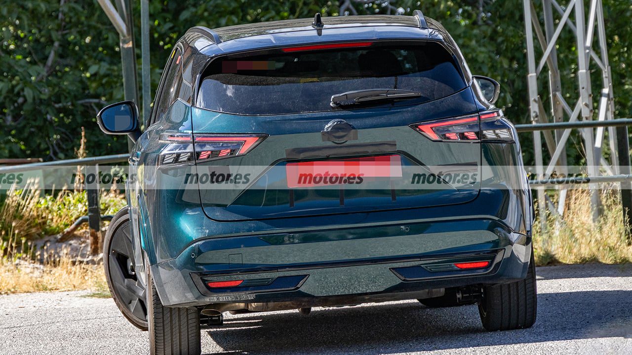Zadní pohled na testovací Nissan Qashqai bez výrazné kamufláže